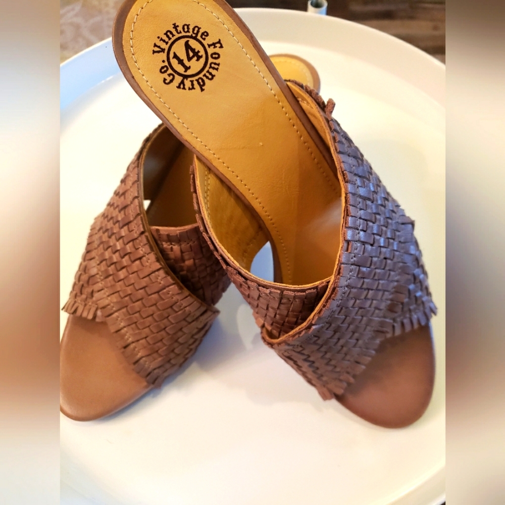 Vintage Foundry Louisa Leather Heeled Sandals Size 9.    FF20